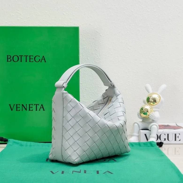 Batch 1360 #BvWallace Shoulder Lunch Bag 🔥 A lunch box bag that you can just grab and go. It is made of classic intrecciato weaving technology and reflects the craftsmanship of Bottega. The entire bag is made of top-grade happa lambskin. It is very soft and lightweight. The small bag shape is cute and exquisite. The interior capacity is also very large and can be carried under the arm. It is quite practical! The bottom of the bag is made of gold metal to prevent wear and tear. The details are really good! Choose this elegant commuting bag for Zaoba people~ Size: 22x13x9.5, model number; 7748#